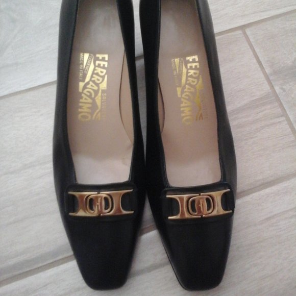 Salvatore Ferragamo Black Italian Leather Low Heel Pump. Size 7B - Picture 2 of 10